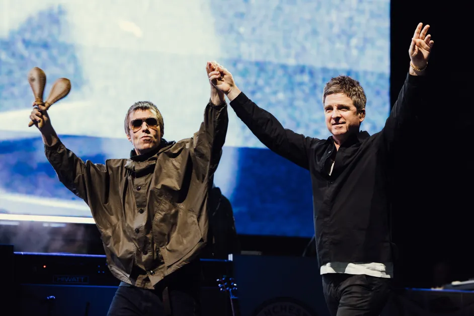 Liam dan Noel Gallagher memberikan rasa banghga dan terima kasih kepada para penonton di  LifeTime Stadium, East Rutherford, New Jersey, Amerika Serikat