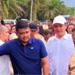 Tangkapan layar video viral Bobby Nasution memberhentikan truk berplat Aceh.