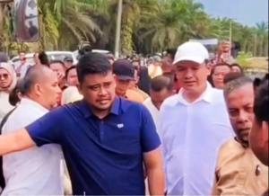 Tangkapan layar video viral Bobby Nasution memberhentikan truk berplat Aceh.
