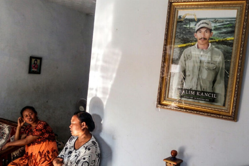 Ati Hayati, istri Tosan (kanan) dan Tijah (istri alm. Salim Kancil) berbincang di rumah Tijah, Desa Selok Awar-Awar, Kecamatan Pasirian, Kabupaten Lumajang, Jawa Timur.(Kompas/Dahlia Irawati)