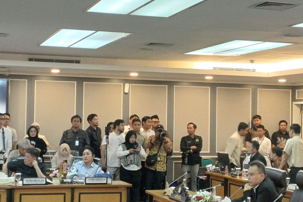Wakil Ketua DPR RI, Sufmi Dasco Ahmad (kanan) dan Ketua Komisi IV DPR RI, Titiek Seoharto saat menghadiri pertemuan dengan sejumlah perwakilan organisasi petani di Ruang Rapat Komisi XIII, Kompleks Parlemen, Senayan, Jakarta, Rabu (24/9).(KOMPAS.com/Syakirun Ni'am)