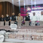 Barang bukti Rp204 miliar kasus pembobolan rekening dormant. (HukamaNews.com)