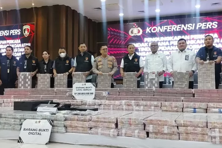 Barang bukti Rp204 miliar kasus pembobolan rekening dormant. (HukamaNews.com)
