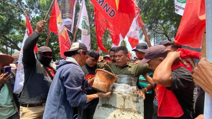 Aksi Cor Badan Warnai Demo Hari Tani Nasional 2025 di Monas(KOMPAS.com/Lidia Pratama Febrian )