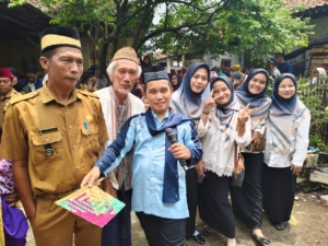 Uztaz Maulana di Rumah Inspirasi Mekarbaru, Tangerang. Tempat ide kreatif lintas generasi.