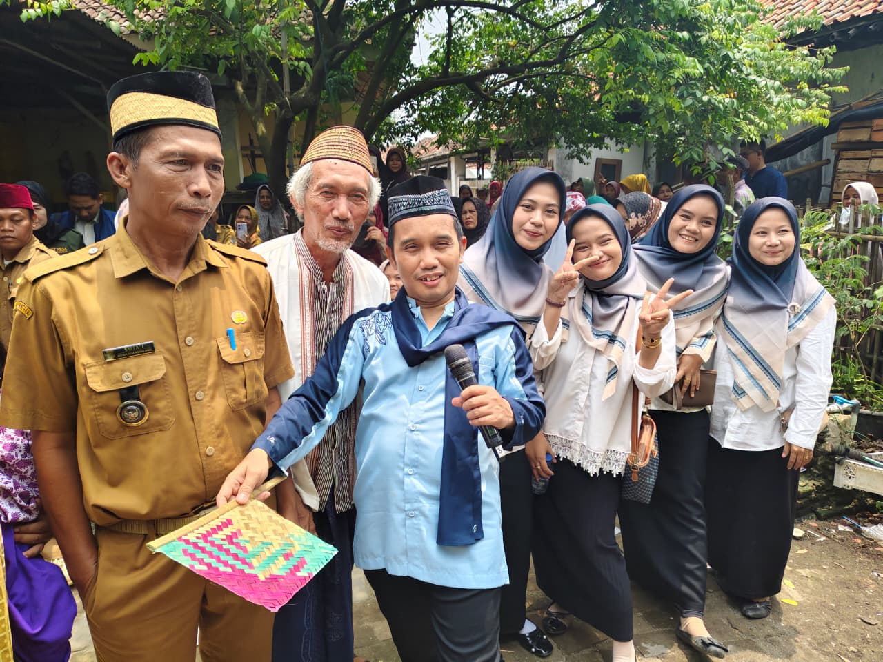 Uztaz Maulana di Rumah Inspirasi Mekarbaru, Tangerang. Tempat ide kreatif lintas generasi.