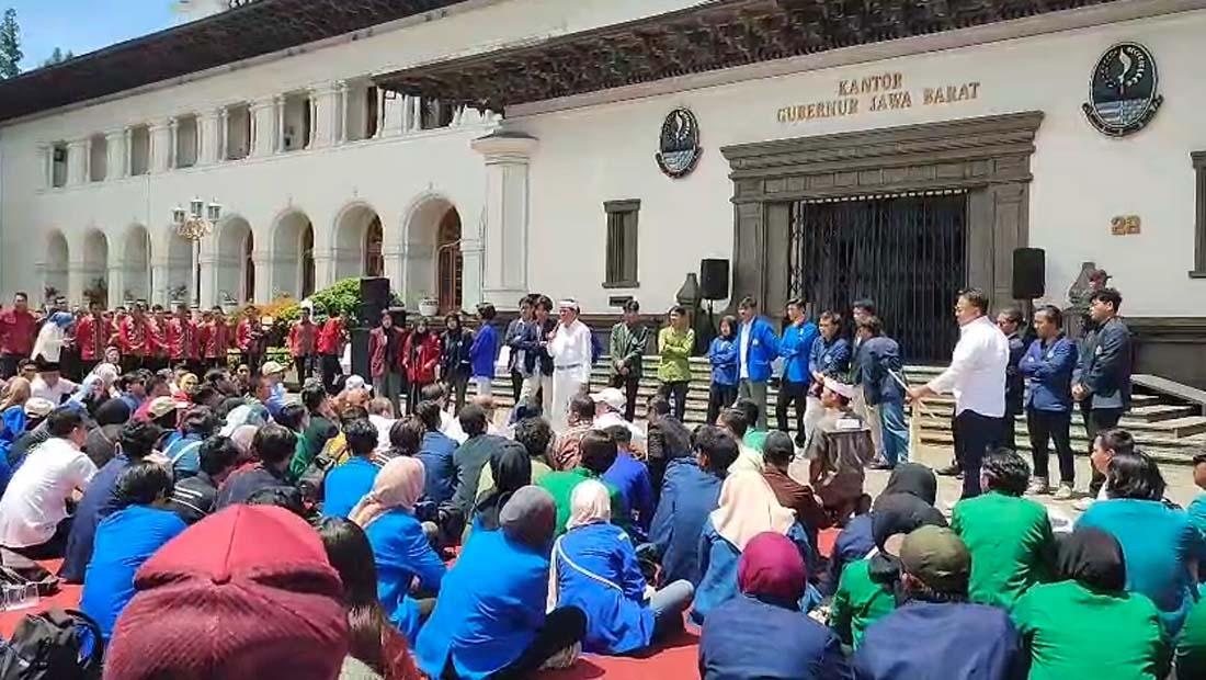 Dedi Mulyadi dan Mahasiswa Berdialog di Gedung Sate. Foto : tribun.