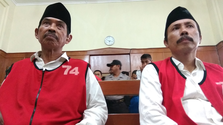 Terdakwa Hariyono Kepala Desa Selok Awar-awar (non aktif) dan Mad Dasir kepala preman tim 12, mendapatkan hukuman masing-masing 20 tahun penjara. (Foto: Bruriy suarasurabaya.net)