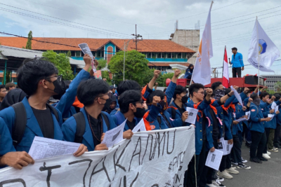 Aksi protes mahasiswa di depan gedung DPRD Jatim terkait tunjangan besar untuk anggota dewan