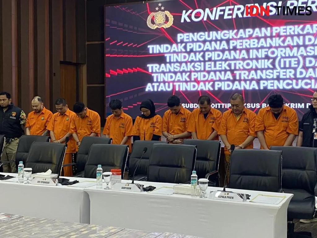 Direktorat Tindak Pidana Ekonomi Khusus Bareskrim Polri menangkap sembilan tersangka dalam kasus pembobolan satu rekening dormant BNI Jawa Barat Rp204 miliar. (IDN Times/Irfan Fathurohman)