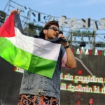 Kunto Aji Kibarkan Bendera Palestina di Synchronize Fest 2025