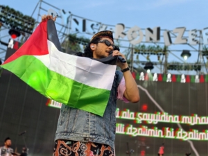 Kunto Aji Kibarkan Bendera Palestina di Synchronize Fest 2025
