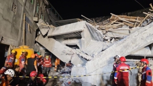 Tim SAR gabungan terus melakukan upaya evakuasi terhadap korban ambruk bangunan di Pondok Pesantren Al Khozyni, Kabupaten Sidoarjo, Jawa Timur, Selasa (30/9/2025). Foto: dok BNPB