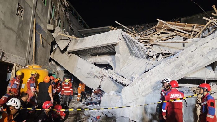 Tim SAR gabungan terus melakukan upaya evakuasi terhadap korban ambruk bangunan di Pondok Pesantren Al Khozyni, Kabupaten Sidoarjo, Jawa Timur, Selasa (30/9/2025). Foto: dok BNPB
