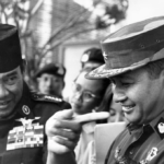 Presiden Indonesia Sukarno (kiri) sedang berbicara dengan Jenderal Suharto setelah sesi pembubaran komando Malaysia, 24 Agustus 1966, di Jakarta.