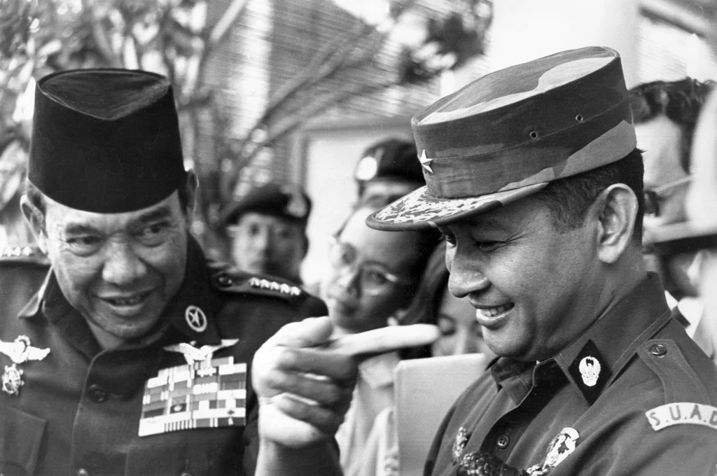 Presiden Indonesia Sukarno (kiri) sedang berbicara dengan Jenderal Suharto setelah sesi pembubaran komando Malaysia, 24 Agustus 1966, di Jakarta.